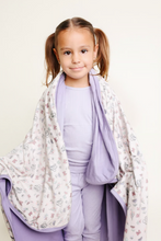 Load image into Gallery viewer, Minnie Mouse's Bowquet 3-Layer Quilt